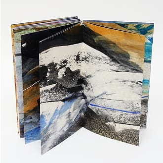 Geschilderd boekobject gemaakt van lange smalle schildering op papier waarna leporello gevouwen en als boek afgewerkt. De schildering is landschappelijk en lijkt op ijsbergen die overgaan in zandduinen.