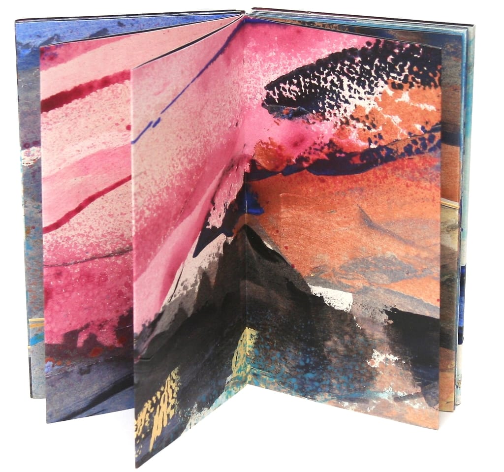 Leporello schilderij Geschilderd boekobject gemaakt van lange smalle schildering op papier waarna leporello gevouwen en als boek afgewerkt. Vele kleuren maar vooral zwart, koper en diverse tinten rood.