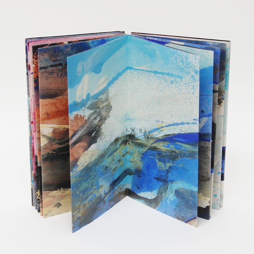 Leporello schilderij Geschilderd boekobject gemaakt van lange smalle schildering op papier waarna leporello gevouwen en als boek afgewerkt. De schildering is landschappelijk en lijkt op land dat langzaam over gaat in water.