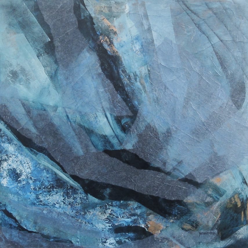 Collage van beschilderde stukken papier en beschilderd vloeipapier in diverse kleuren blauw.