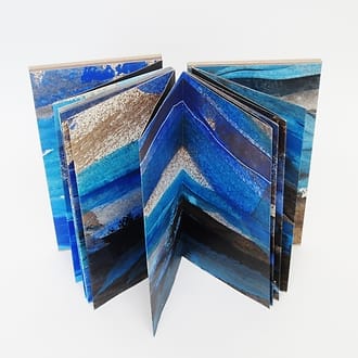 Geschilderd boekobject gemaakt van lange smalle schildering op papier waarna leporello gevouwen en als boek afgewerkt. Vele kleuren maar vooral koper, blauw en zwart.