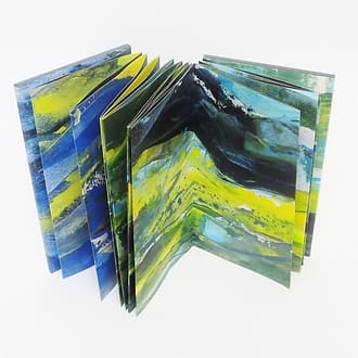 Geschilderd boekobject gemaakt van lange smalle schildering op papier waarna leporello gevouwen en als boek afgwerkt. Vele kleuren maar vooral lichtgroen, donkergroen en blauw.