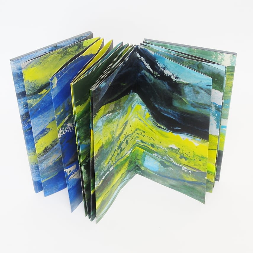 Leporello schilderij Geschilderd boekobject gemaakt van lange smalle schildering op papier waarna leporello gevouwen en als boek afgwerkt. Vele kleuren maar vooral lichtgroen, donkergroen en blauw.