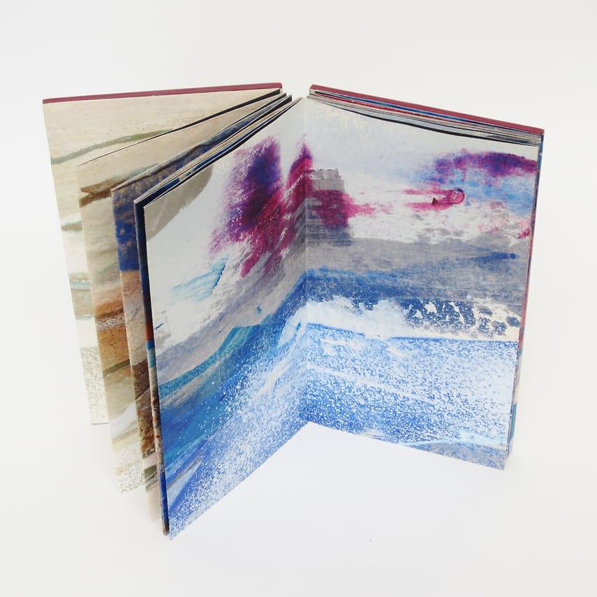 Leporello schilderij Geschilderd boekobject gemaakt van lange smalle schildering op papier waarna leporello gevouwen en als boek afgwerkt. Vele kleuren maar vooral lichtblauw, beige en paars.