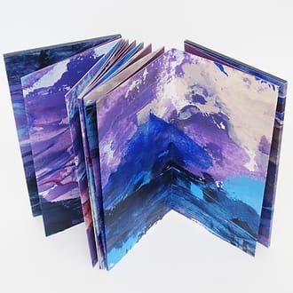 Geschilderd boekobject gemaakt van lange smalle schildering op papier waarna leporello gevouwen en als boek afgewerkt. Vele kleuren maar vooral paars, indigo, cobalt en zwart.