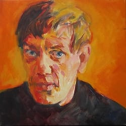 Figuratief abstract olieverf portret van vragend kijkende jonge man tegen oranje achtergrond.