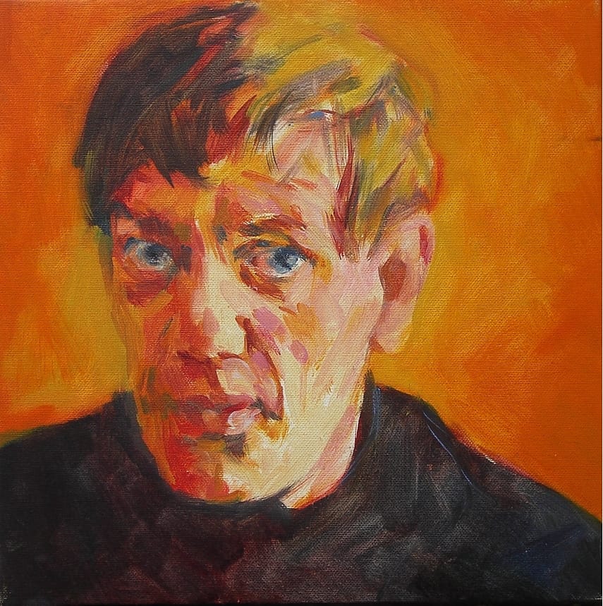 Figuratief abstract olieverf portret van vragend kijkende jonge man tegen oranje achtergrond.