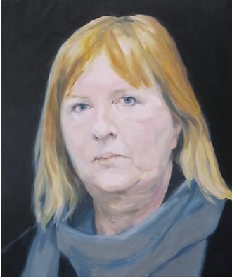 Realistisch olieverf portret van nadenkend kijkende oudere vrouw met lang blond haar tegen donkerblauwe achtergrond.