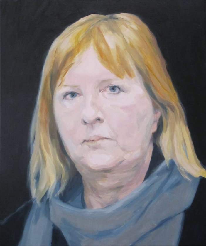 Realistisch olieverf portret van nadenkend kijkende oudere vrouw met lang blond haar tegen donkerblauwe achtergrond.