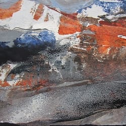 Abstract landschap. Klein vierkant schilderij in acrylverf op papier, verlijmd op doek. Grillige vormen in warme kleuren lijken op glanzend water met woeste wolken.