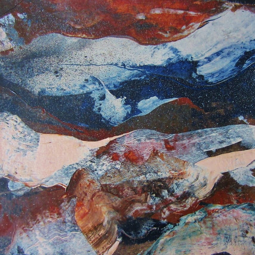 Abstract landschap. Klein vierkant schilderij in acrylverf op papier, verlijmd op doek. Grillige vormen in warme kleuren, roodbruin, warm wit en blauw.