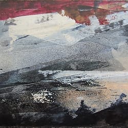 Abstract landschap. Klein vierkant schilderij in acrylverf op papier, verlijmd op doek. Grote vormen als windvlagen over water, grijstinten, wit en rood.