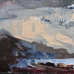 Abstract landschap. Bergen, water en lucht. Klein vierkant schilderij in acrylverf op papier, verlijmd op doek. Warme en koele kleuren