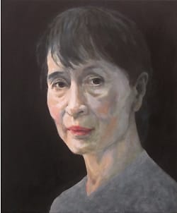 Realistisch olieverf portret van vrouw met opgestoken zwart haar tegen donkerblauwe achtergrond.