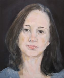 Realistisch olieverf portret van jonge vrouw met lang zwart haar tegen donkerblauwe achtergrond.