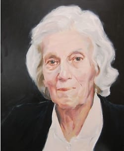 Realistisch olieverf portret van oude dame met kort grijs haar tegen donkerblauwe achtergrond.