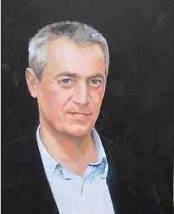 Olieverf portret van vriendelijk kijkende man van middelbare leeftijd, in donker colbert en lichtblauw overhemd, tegen een donkere achtergrond.