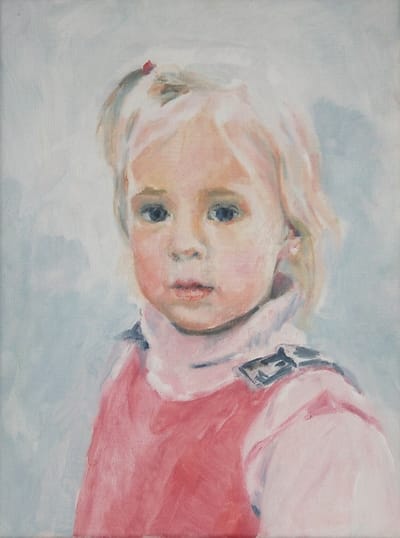 Olieverf portret van klein meisje met blond haar dat nadenkend kijkt. Zachte kleuren blauw en roze.