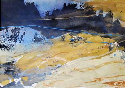 Abstract landschap in acrylverf op papier met vloeiende vormen in oker en blauw. Voorstelling doet denken aan opwaaiend zand met donkere bomen op de achtergrond.