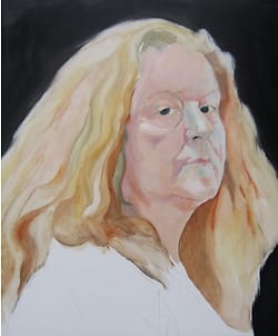 Realistisch olieverf portret van hooghartig kijkende oudere vrouw met loshangend rood haar tegen donkerblauwe achtergrond.