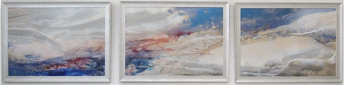 Abstract schilderij van rustgevend landschap, grote vlakken, voornamelijk wit, zilver en blauw, verdeeld over langwerpig drieluik.