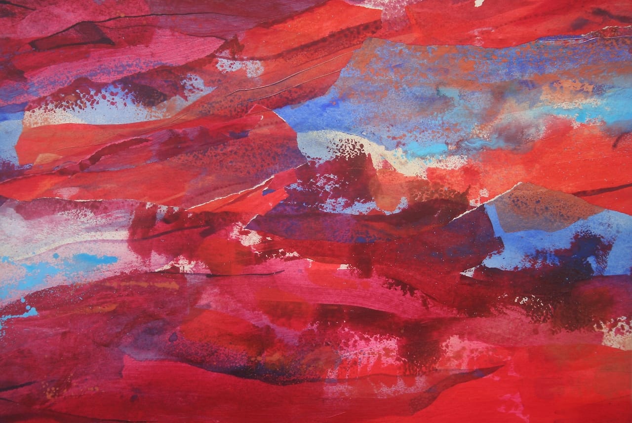 Abstract landschap. Collage van beschilderde stukken papier in verschillende kleuren rood, voorstelling lijkt op een berg met bomen en wolken.