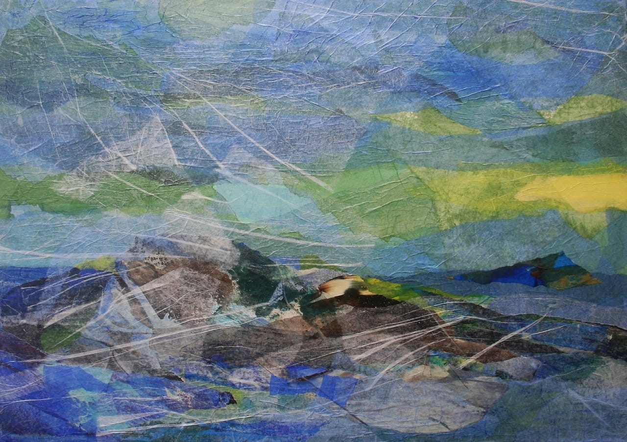 Abstract landschap, schildering gecombineerd met beschilderd vloeipapier. Voorstelling doet denken aan rotsen in woeste zee.