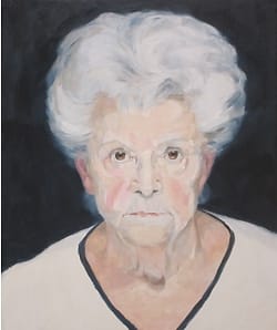 Boze oude dame met grijs haar