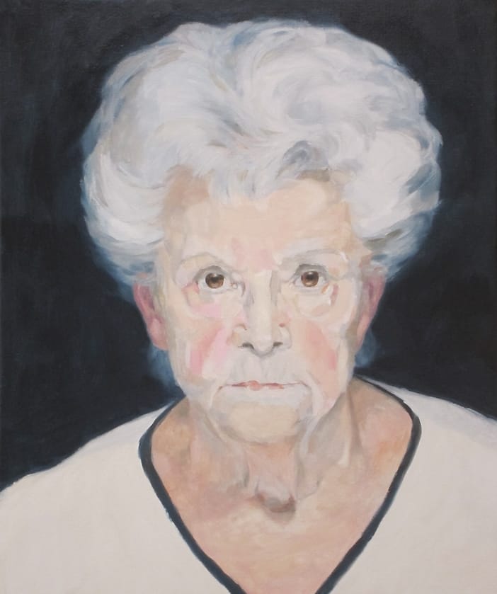 Boze oude dame met grijs haar