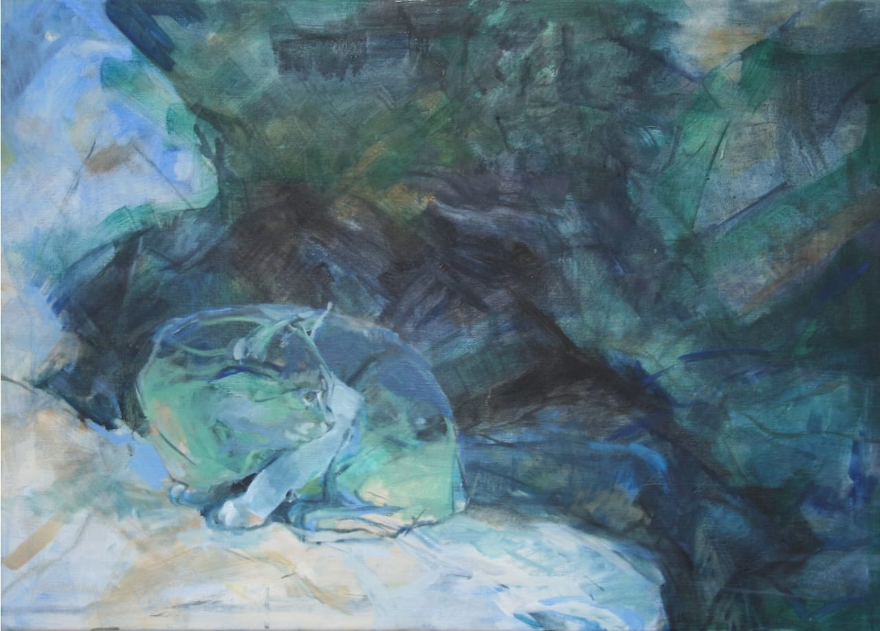 Abstract figuratief olieverfschilderij van zittende kat verstopt tussen blauwgroene vlakken.