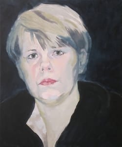 Realistisch olieverf portret van jonge vrouw met kort grijs-blond haar tegen donkerblauwe achtergrond.