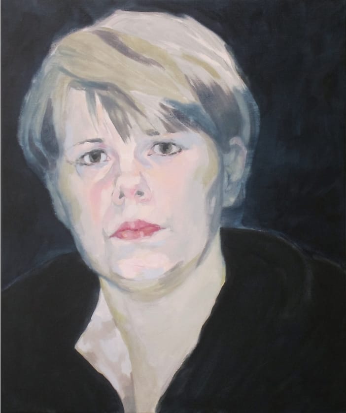 Realistisch olieverf portret van jonge vrouw met kort grijs-blond haar tegen donkerblauwe achtergrond.