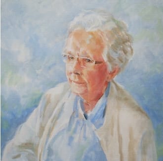 Portret van kwetsbare oude dame met grijs haar en bril, vele tinten grijs en blauw.