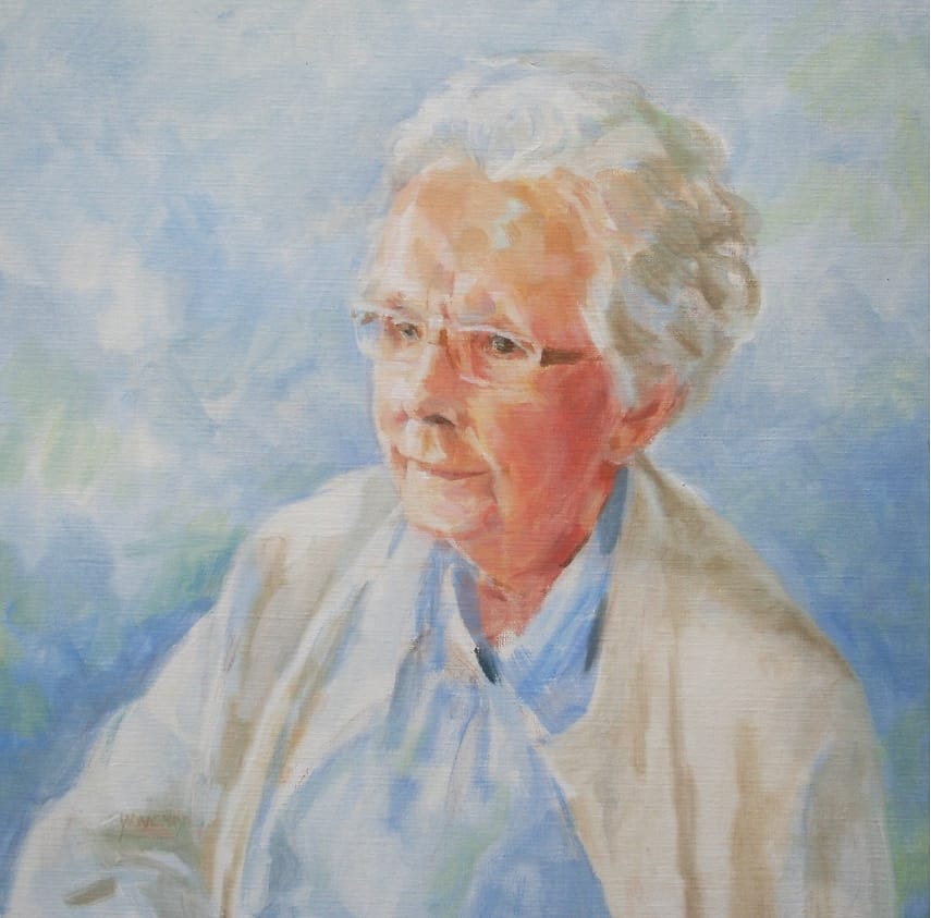 Portret van kwetsbare oude dame met grijs haar en bril, vele tinten grijs en blauw.