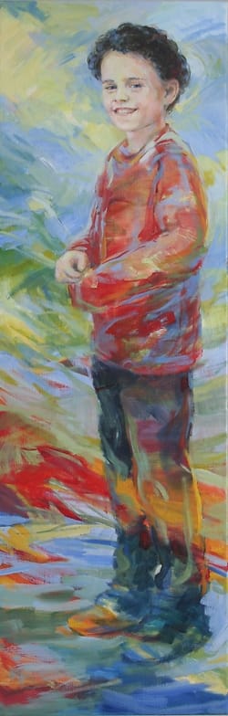 Olieverf portret van staand, lachend jongetje met zwarte krullen en rode trui tegen kleurrijke abstracte achtergrond.