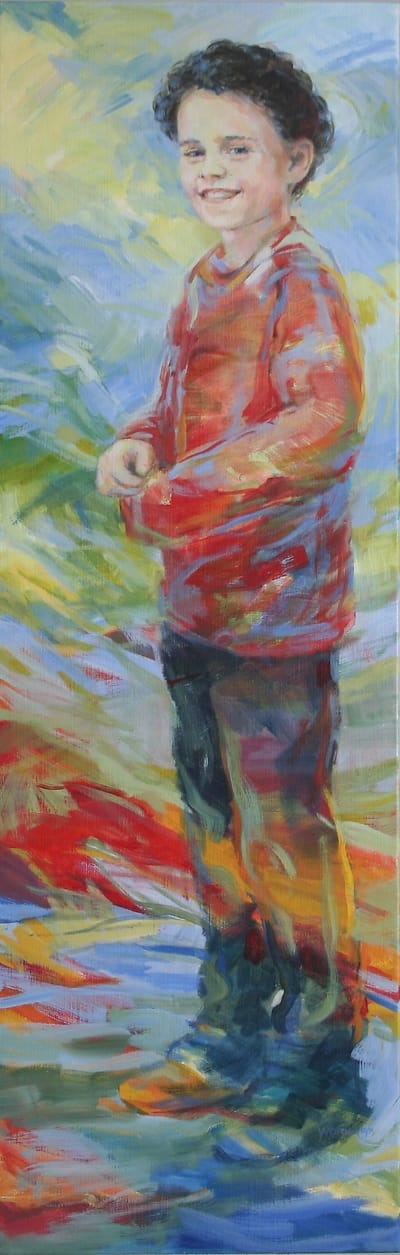 Olieverf portret van staand, lachend jongetje met zwarte krullen en rode trui tegen kleurrijke abstracte achtergrond.